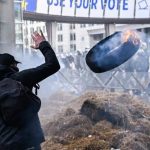 Bruxelles: Fermierii au incendiat cauciucuri și baloți!